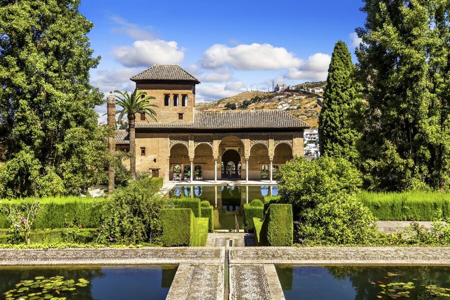 Granada: Alhambra, Nasrid Palaces, & Generalife Guided Tour - The Palace of Charles V Stop: A Break That Helps You Keep Up