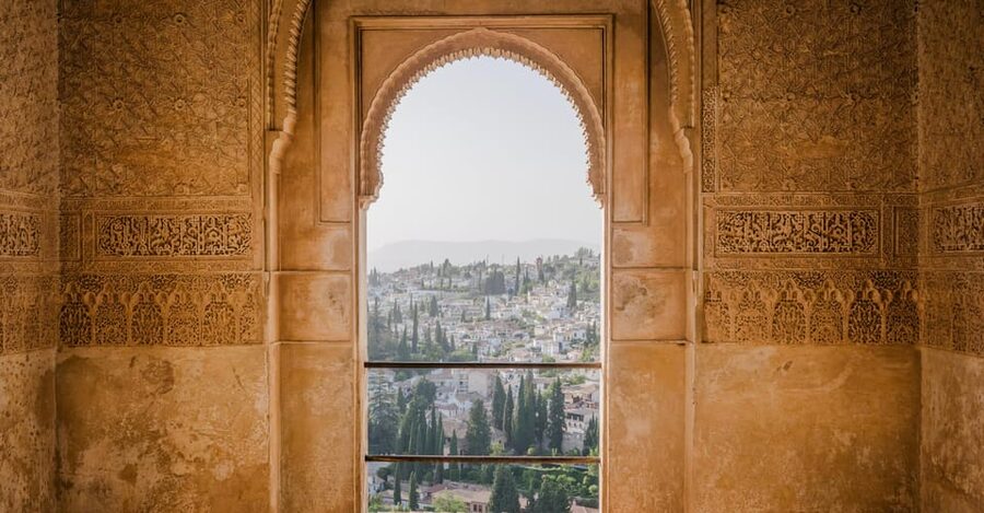 Granada: Alhambra & Nasrid Palaces Small Group Guided Tour - Skip-the-line entry, and how to find your guide fast