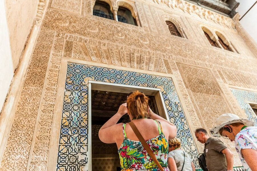 Granada: Alhambra & Nasrid Palaces Tour with Tickets - Who This Tour Fits Best (and Who Should Consider Another Plan)