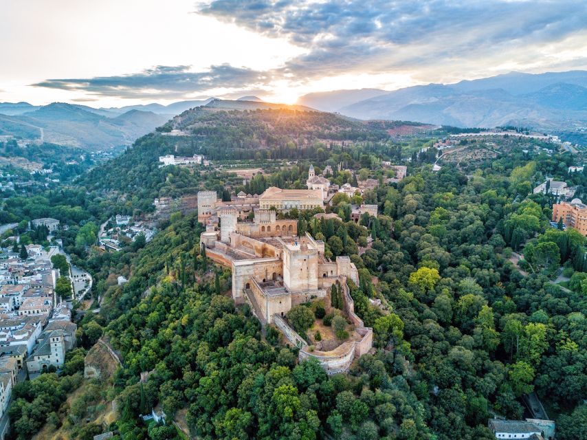 Granada: Alhambra & Nasrid Palaces Tour with Tickets - Getting Oriented: Meet-Up and How the Walk Works