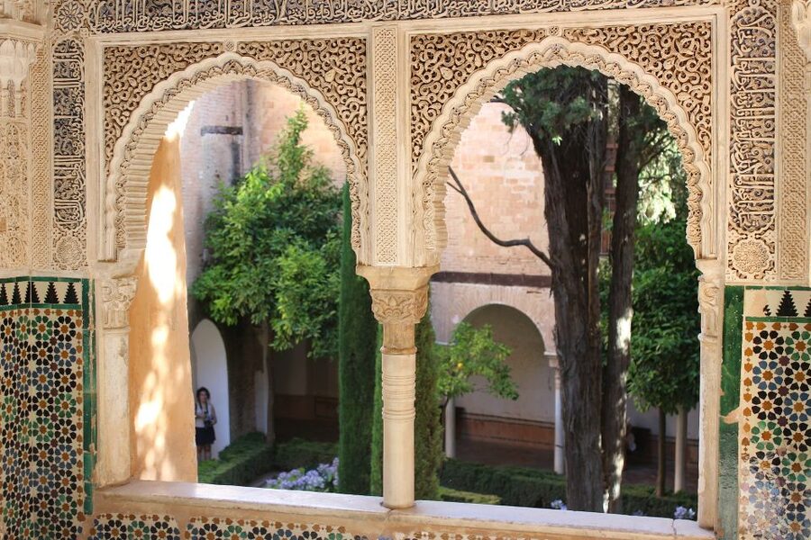 Granada: Alhambra Regular Tour - Palace of Charles V: A 10-Minute Contrast Inside the Same Walls
