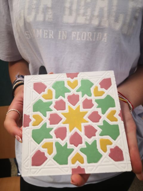 Granada: "Alhambra´s Craft Workshop" - The 2-Hour Class Flow: From First Instructions to a Finished Take-Home Work