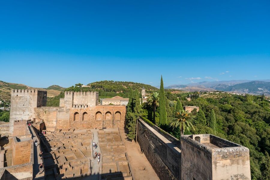 Granada: Alhambra Ticket and Guided Tour with Nasrid Palaces - Finishing the Loop: One-Way Entry, Crowds, and Ticketless Areas