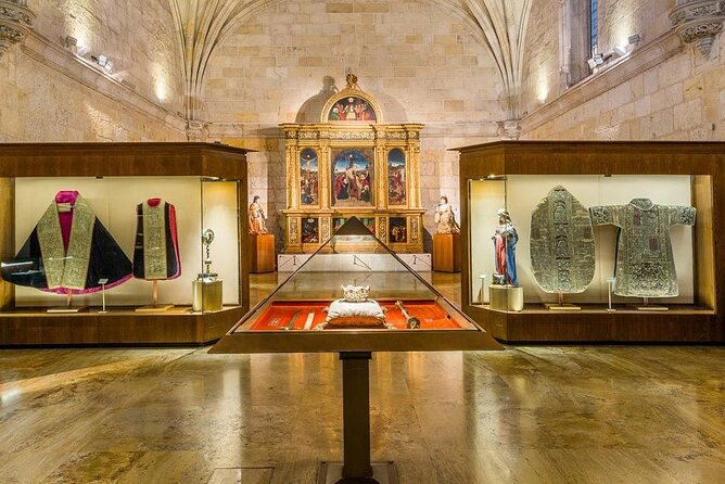 Granada: Cathedral and Royal Chapel Private tour with tickets - Granada Cathedral: Renaissance scale with Baroque details