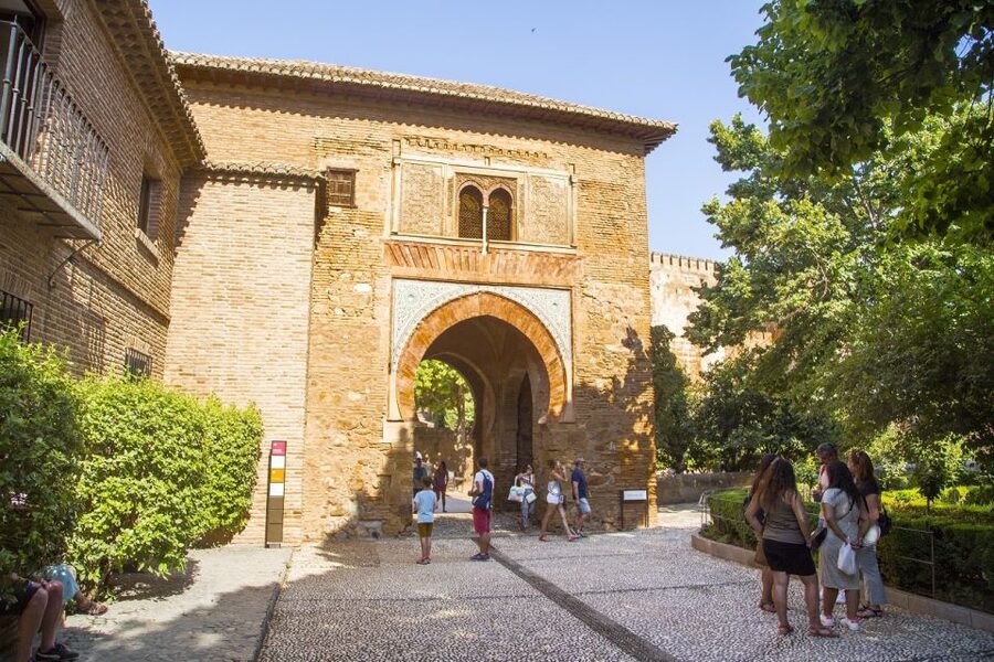 Granada: Combo Alhambra, Albaicín, and Sacromonte Tour - Should you book this Granada combo tour?