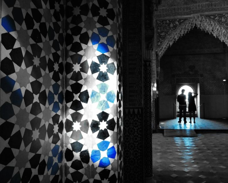 Granada: Fast-Track Alhambra & Nasrid Palaces Guided Tour - Alcazaba, Generalife, and Carlos V: Seeing the Complex as One Story