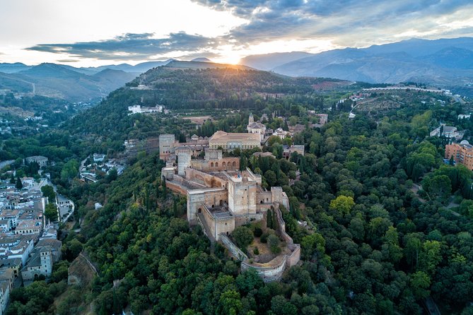 Granada full day: La alhambra completa + el Albaicin y Sacromonte - Lunch break in Granada: keep it simple