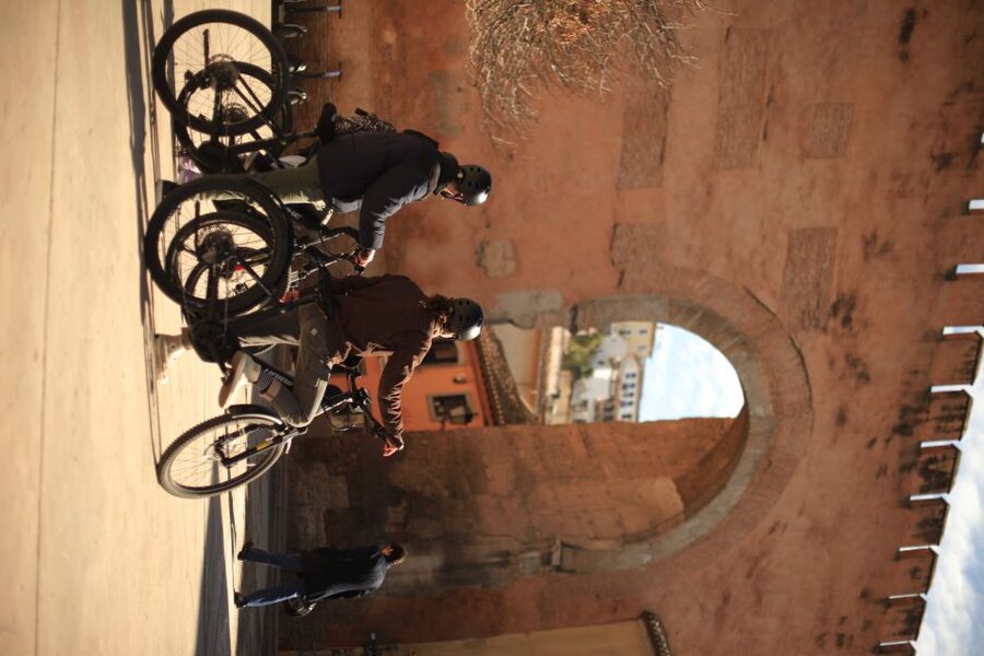 Granada: Highlights & Viewpoints eBike Tour with Tapas Break - Tapas break on the terrace: the pause that turns sightseeing into a night-out