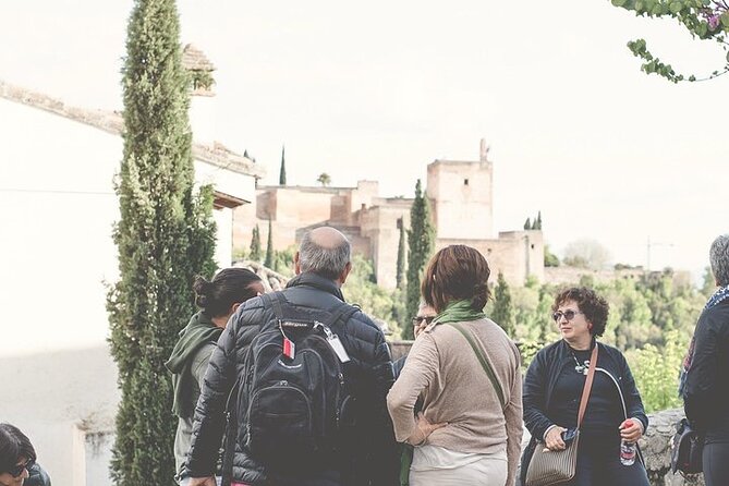Granada Hybrid Walking Tour: Albayzin and Sacromonte - Start at Carrera del Darro: A Good Base for Orientation