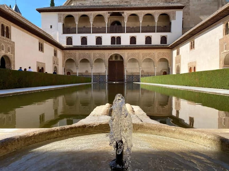 Granada: Last minute ticket Alhambra Tour - Pace and group feel: why a good guide matters