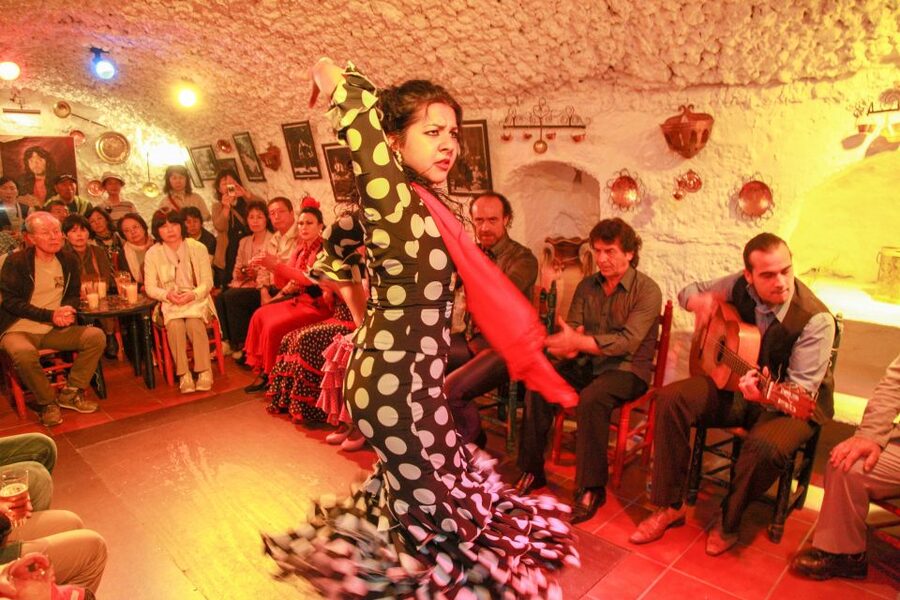 Granada: Sacromonte Caves Flamenco Show with Dinner - Why the Sacromonte Caves Change the Flamenco Sound