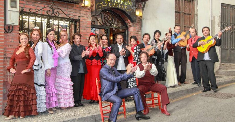 Granada: Sacromonte Caves Flamenco Show with Dinner - Dinner First: How the Andalusian Meal Fits the Show