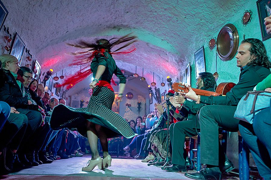 Granada: Sacromonte Caves Flamenco Show with Dinner - The Show Up Close: Singers, Guitar, and La Yoli