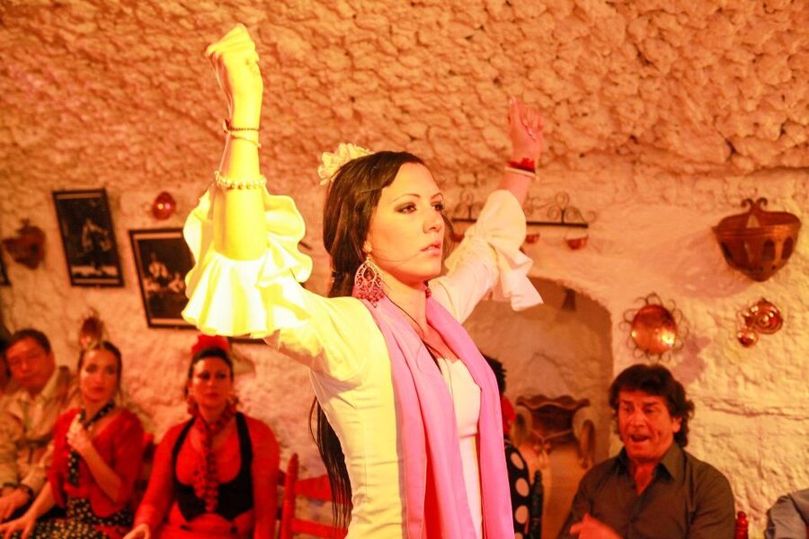 Granada: Sacromonte Caves Flamenco Show with Dinner - Time Management: What a 1-Hour Night Really Feels Like