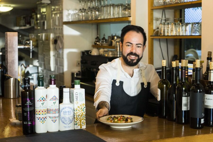 Granada: Tapas Crawl - Why the Bar Lineups Matter (And How Guides Save Your Time)