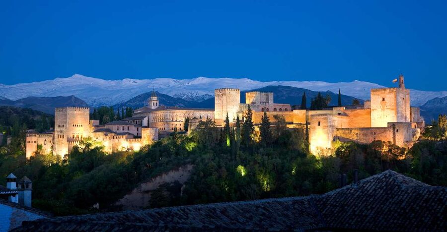 Granada: The Alhambra and Nasrid Palaces Guided Night Tour - Why the Alhambra feels different after dark