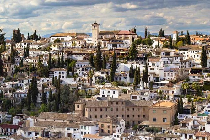 Granada Walking Tour: Albaicin and Sacromonte Quarters - Plaza de Isabel La Católica and Plaza Larga: monuments to everyday Granada