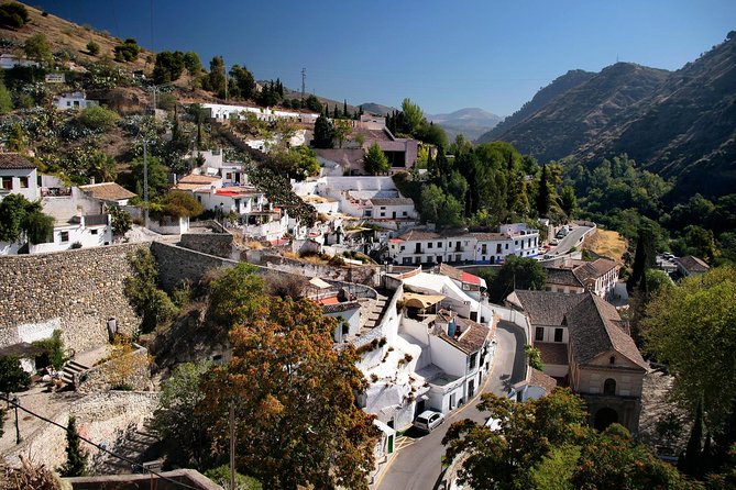 Guided tour Albaicín and Sacromonte - Stop 2: Sacromonte caves, minority settlement, and flamenco roots