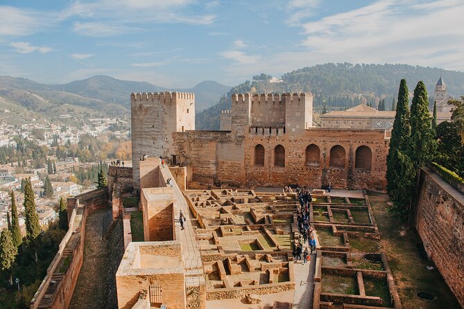Guided tour of La Alhambra with tickets included - Charles V’s palace: the contrast that makes the site click