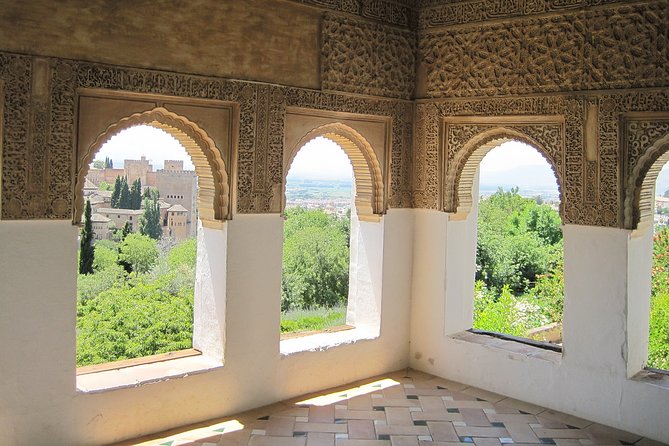 Guided tour of the Alhambra: Generalife and its gardens - Stop 3: Palace of Charles V and the round-interior acoustic effect