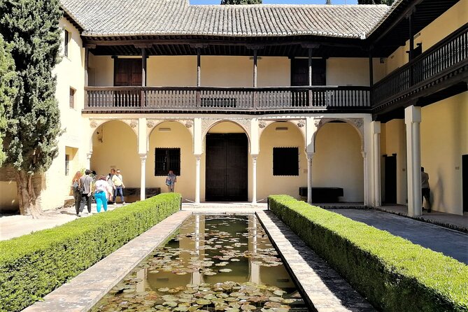 Guided tour The Nasrid Life - Meeting at Pl. Nueva: Timing and the Walk You’re Signing Up For