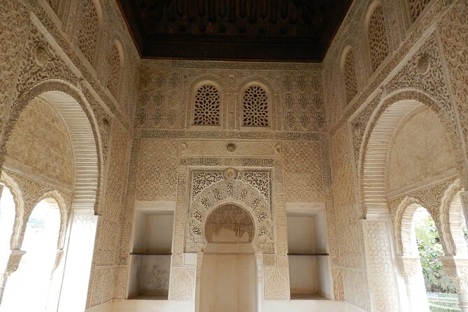 Guided visit Alhambra and Generalife - Generalife gardens: fountains, calm, and the view that sells it