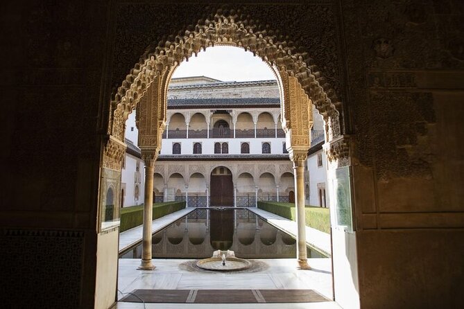Guided Walking Tour of the Alhambra in Granada - Why this Alhambra tour works better than wandering