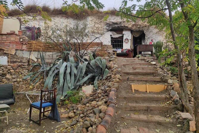Gypsy life: Sacromonte and the caves private tour - Plaza Nueva start: a calm launch point