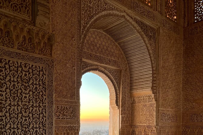 Private Tour in the Alhambra : buy your tickets and book your tour - Palace of Carlos V: A 16th-Century Pause Inside the Moorish Core