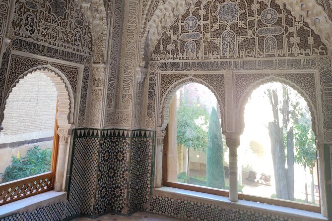 Private Tour of the Alhambra - Radio guides and group size: clarity without neck strain