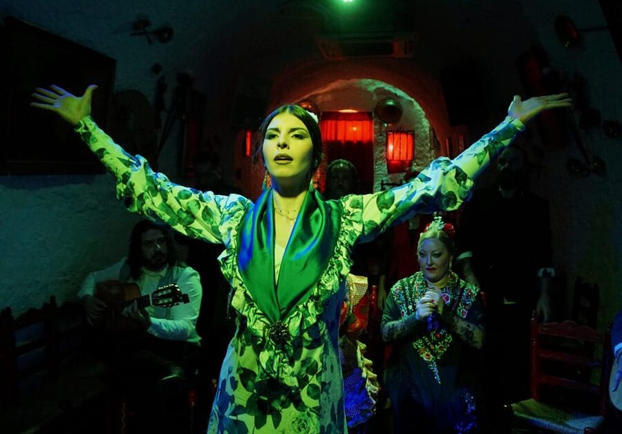 Sacromonte: Flamenco Show at Cuevas Los Tarantos Tickets - What happens in the 1-hour show (and why the cave makes it hit harder)