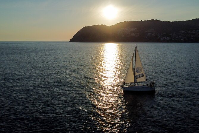Sailing at sunset along the cliffs of Maro-Compartida - The toast and welcome catering: romance without fuss