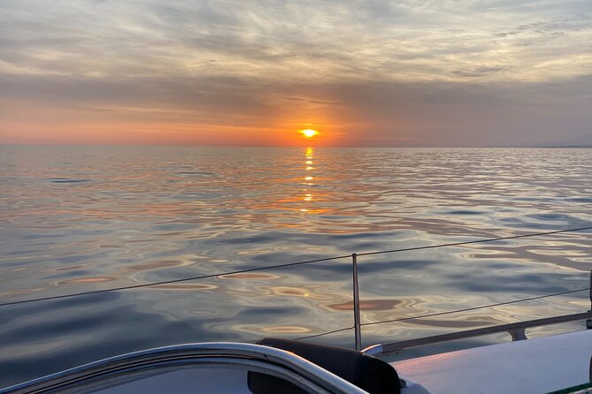Sailing at sunset along the cliffs of Maro-Compartida - The 2-hour rhythm: what you’re doing (and why it works)