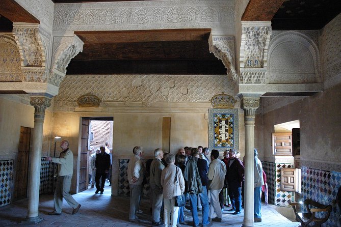 Skip the line: Alhambra Palace and Generalife Gardens Private Guided Tour - Generalife Gardens: Moorish summer residence and why water matters