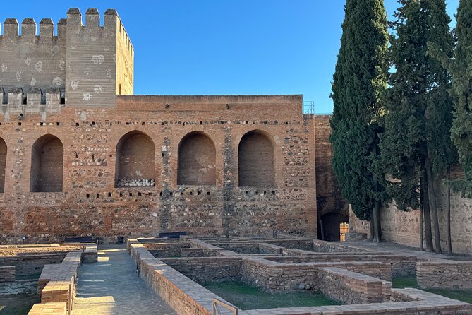 Small Group Guided Tour of the Alhambra and Generalife - Meet at Restaurante La Mimbre and handle the site-size stress