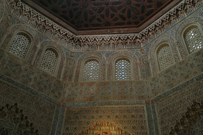 Stroll through Granada: historic center and Albayzín - Stop-by-Stop: Isabel La Católica, Corral del Carbón, Alcaicería, and Beyond