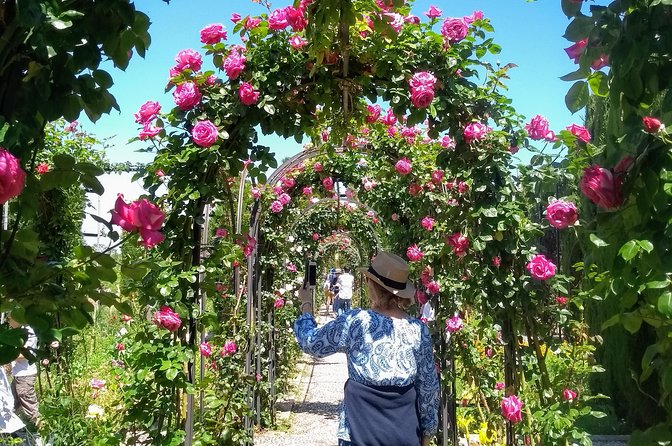 Visit the Alhambra and the Generalife. Private tour - Stop 1: The Alhambra palatine city, including the big monuments zone