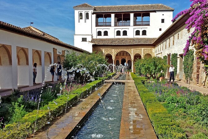 Walking tour in Alhambra, Nasrid Palaces and Generalife - Generalife Gardens and Palace: Your First Granada Views