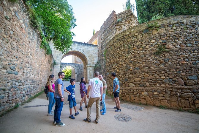 Water paths. Private adventure and history tour - Pace and footing: 3 hours that require smart shoes